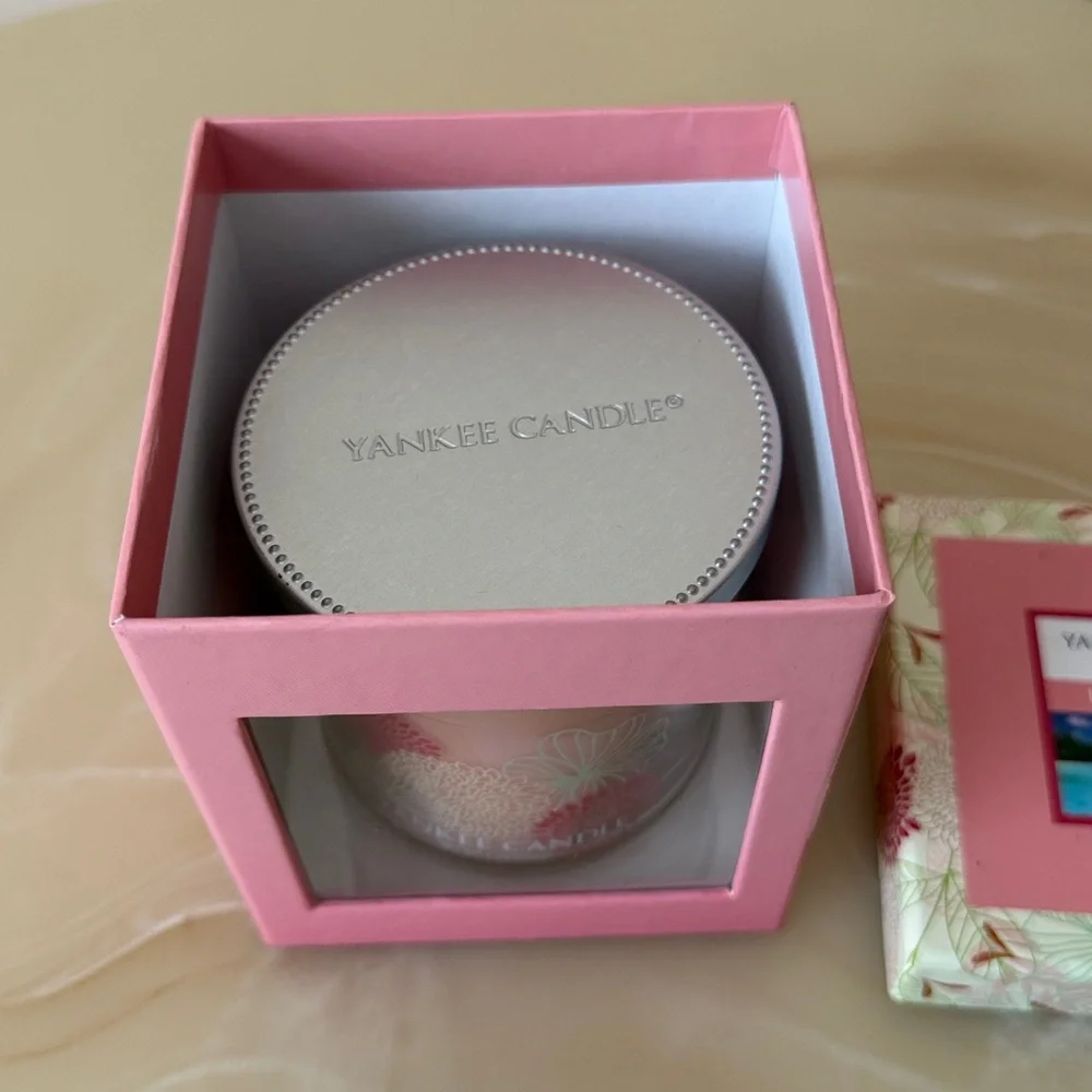 Yankee Candle Bermuda Beach Scented Candle Small Tumbler Pink Floral Gift Box